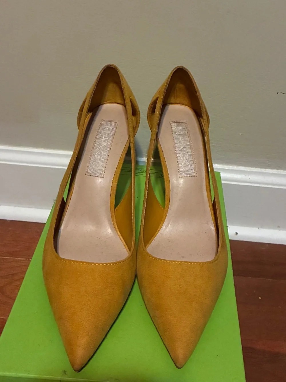 Mango pumps in mustard